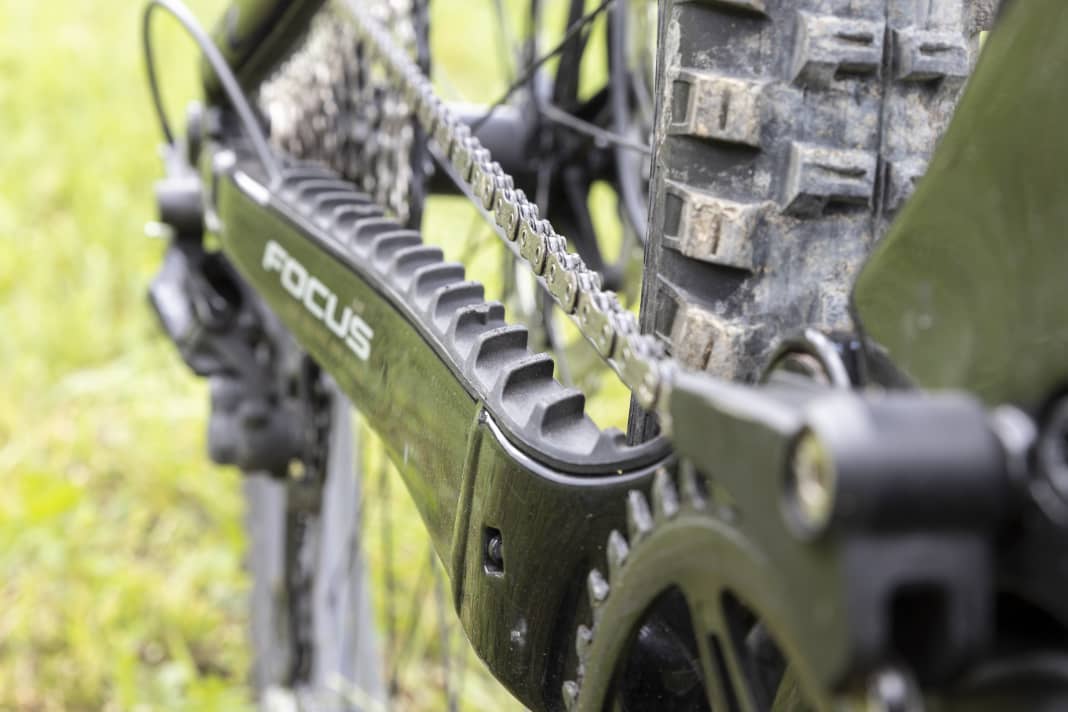 Dank dickem Gummipanzer ist die Kettenstrebe beim Focus gut geschützt.