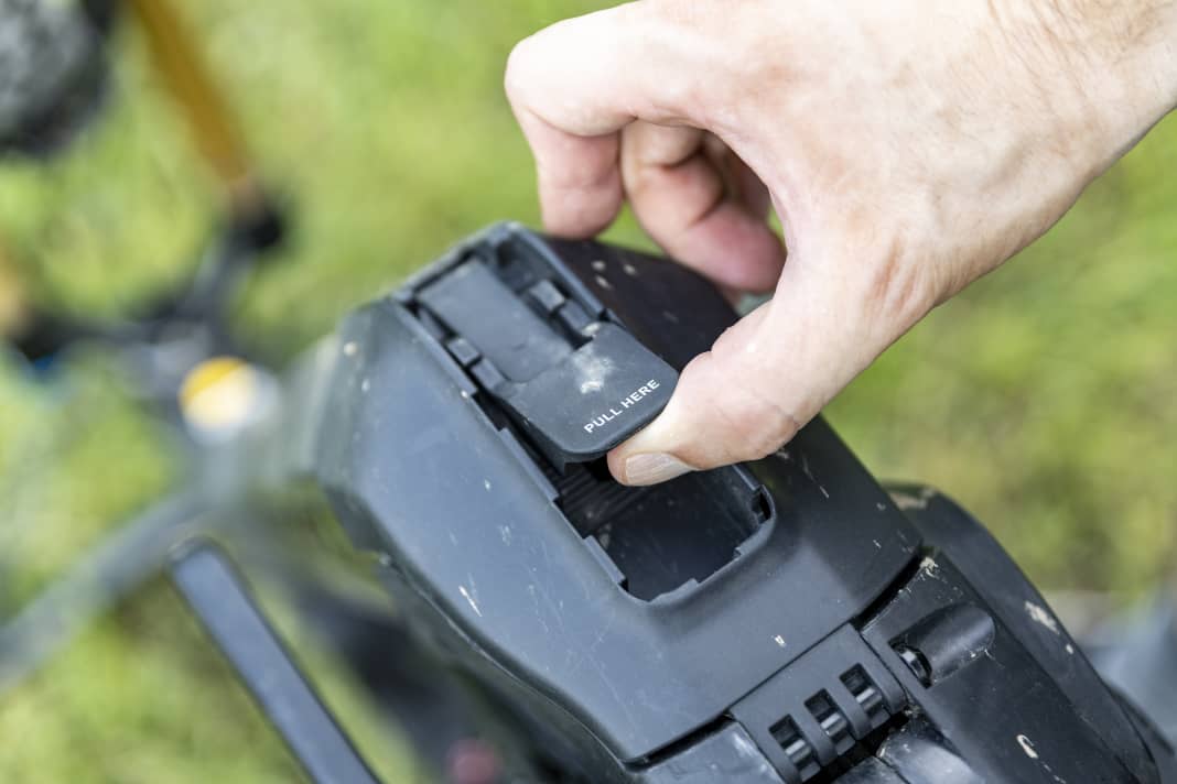 Gut gelöst: Die Akku-Klappe wird durch einen durchdachten Gummi-Hebel klapperfrei fixiert. Leider ist das Gummiband anfällig und im Testbetrieb gerissen.