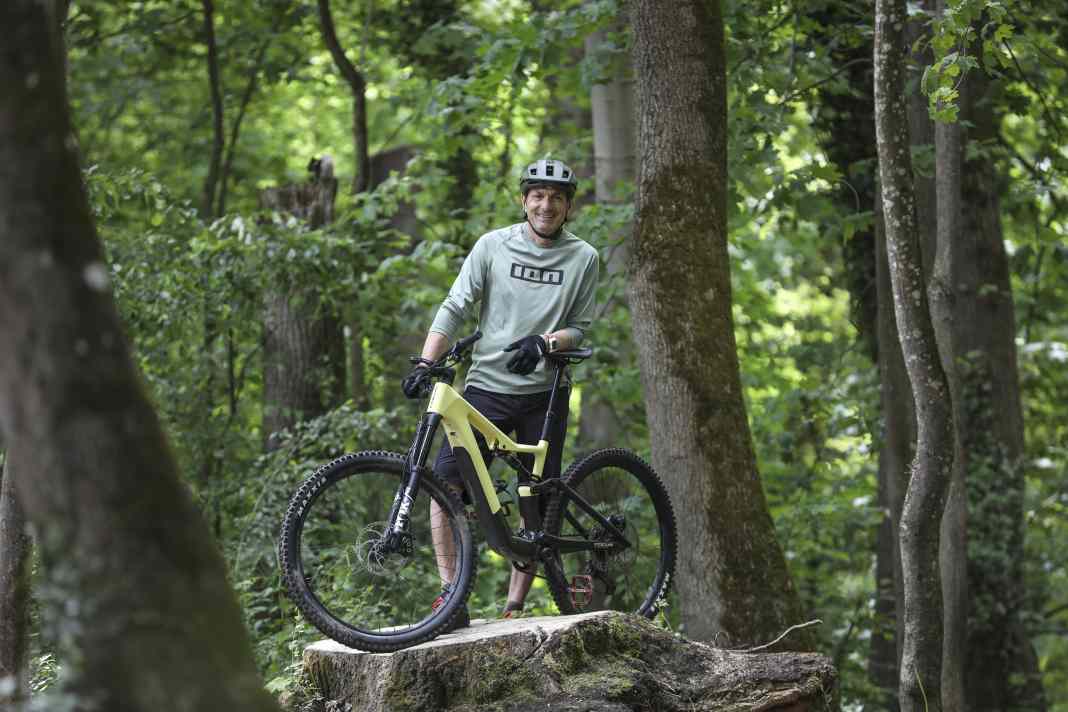 Endurance tester Claus Sauer with the Focus Jam² SL 8.8. Formerly at the start of MTB marathons, the enthusiastic cyclist now prefers to be out and about on Alpine trails. And now on the E-MTB. The 430 Wh in the battery should replace the odd gondola ride.