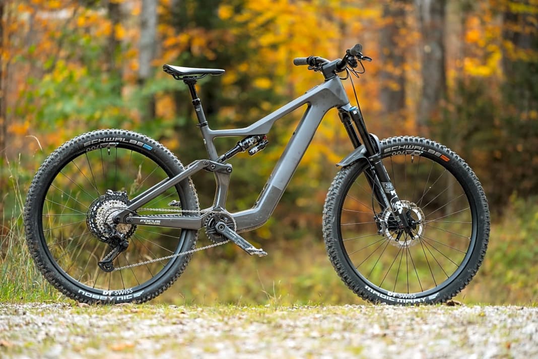 Focus presents a real all-rounder with the Jam2 SL. Suspension travel: 160/150 mm, wheels: 29 inch. It starts at a comparatively fair 6199 euros with a full carbon frame and removable battery.