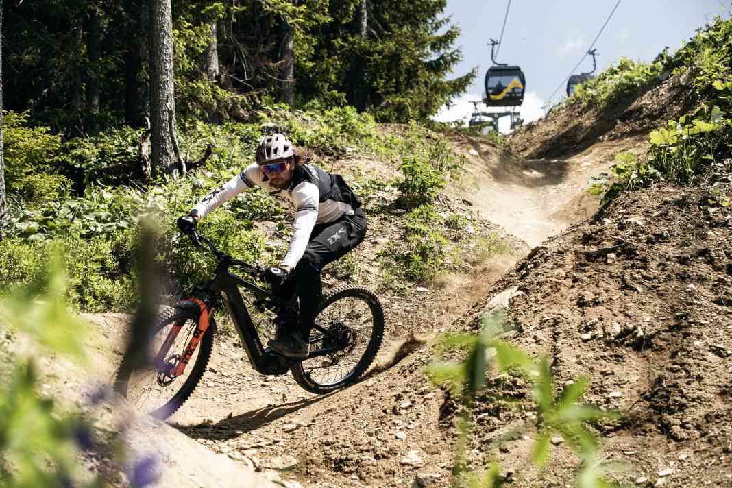 Wyn Masters pushes his new tool into the turn...