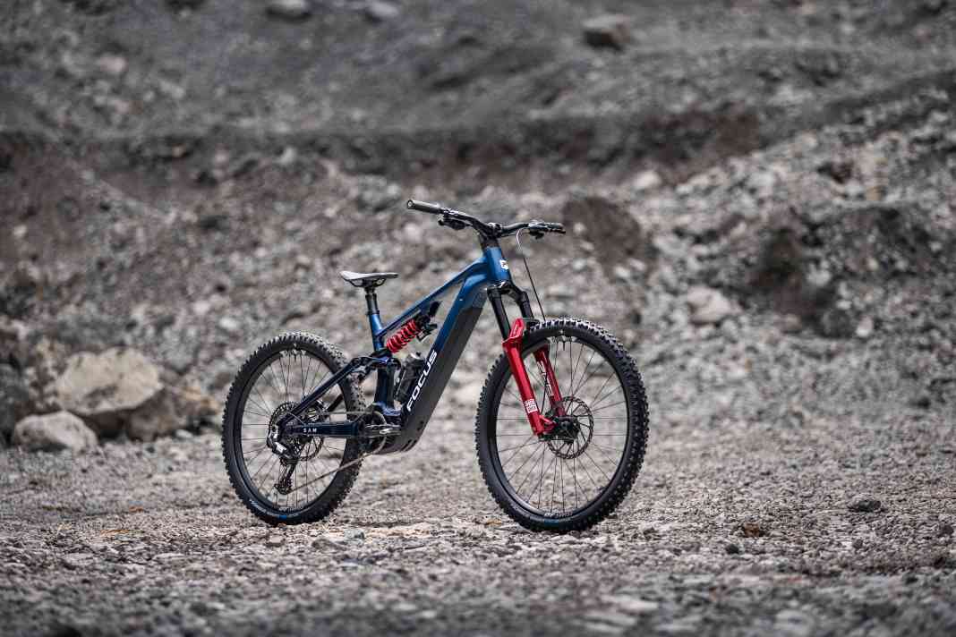Das neue Sam 9 Topmodell bekommt ein frisches Rockshox Fahrwerk und eine mechanische Transmission. Der Preis sinkt um 1000 auf 7499 Euro mit großem Akku.