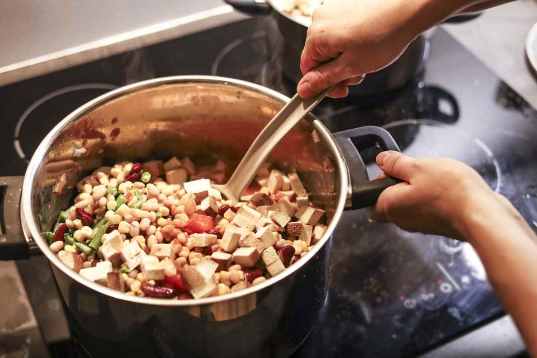 Einmal kochen, fünfmal essen: Mit diesen fünf Rezepten wird die Meal-Prep-Woche zum Genuss. Nebenbei bleibt auch noch mehr Zeit fürs Training.