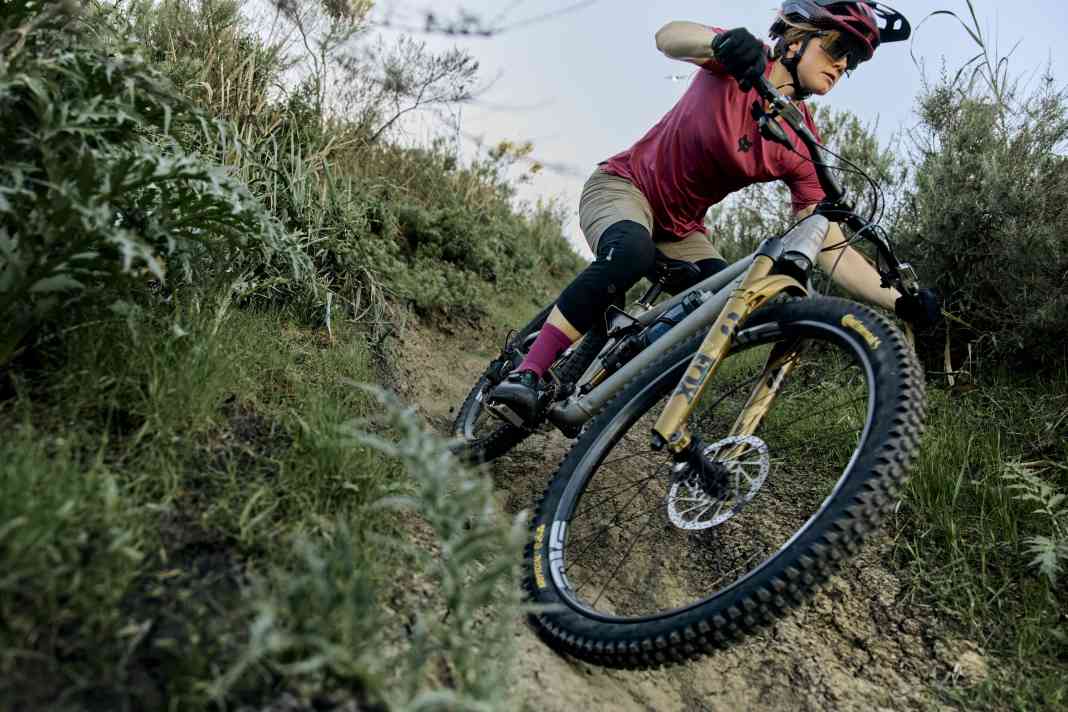 Fox Racing präsentiert die neue Flexair Mountain Bike Kollektion mit Power Dry Gewebe und Ripstop-Stoff. Entwickelt mit Weltmeister Jackson Goldstone.