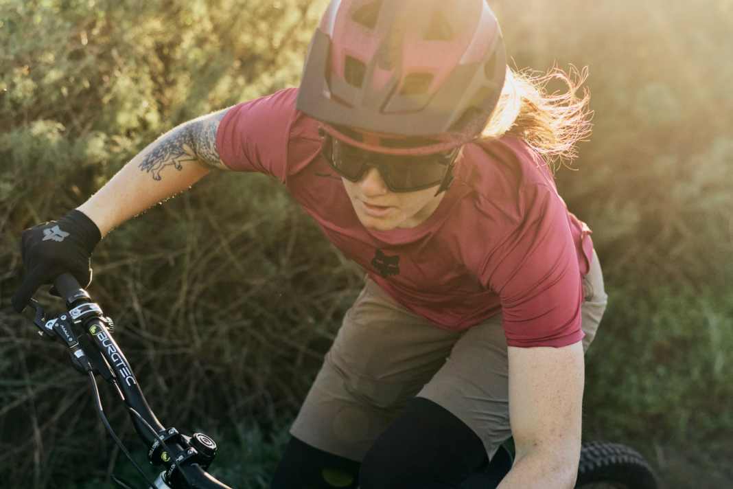 Fox Racing presents the new Flexair mountain bike collection, featuring Power Dry fabric and ripstop fabric. Developed in collaboration with world champion Jackson Goldstone.