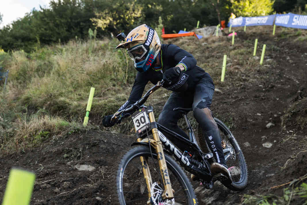 The Minnaar kit consists of trousers and shirt for 189.99 and 89.99 euros respectively...