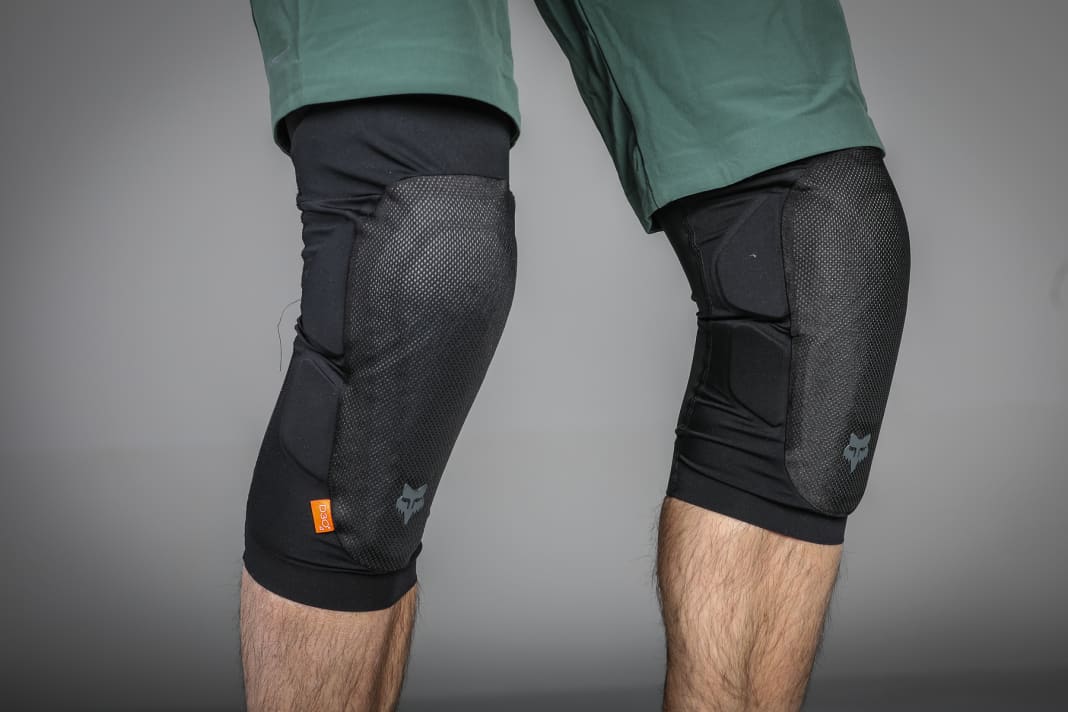 Large pad, robust material - the Fox Launch Elite just about makes it into the ranks of lightweight pads