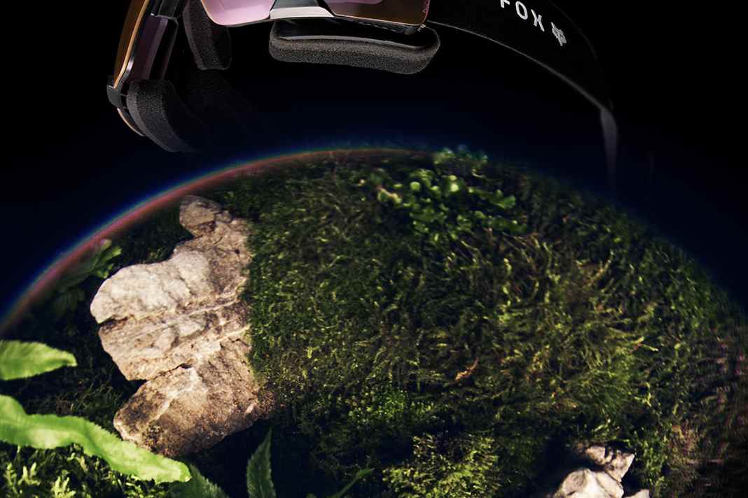 Das ist die neue Fox PureVue MTB-Brille - in der Premium-Version: Die VIVID-Gläser filtern das blaue Lichtspektrum, um die Sichtbarkeit von Details und Kontrasten auf dem Trail zu verbessern.