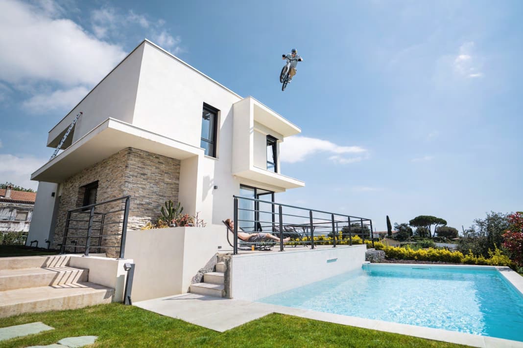 Thank God: Fabio only had to do the pool jump once. Then it was in the bag!