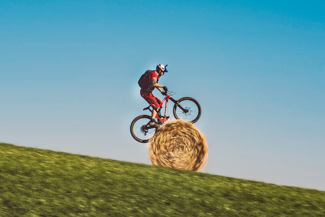 Ritt auf dem Heuballen: Danny MacAskill fallen die verrücktesten Ideen ein. Der Stunt (Foto) ist zu sehen in seinem Clip „Wee Day Out“