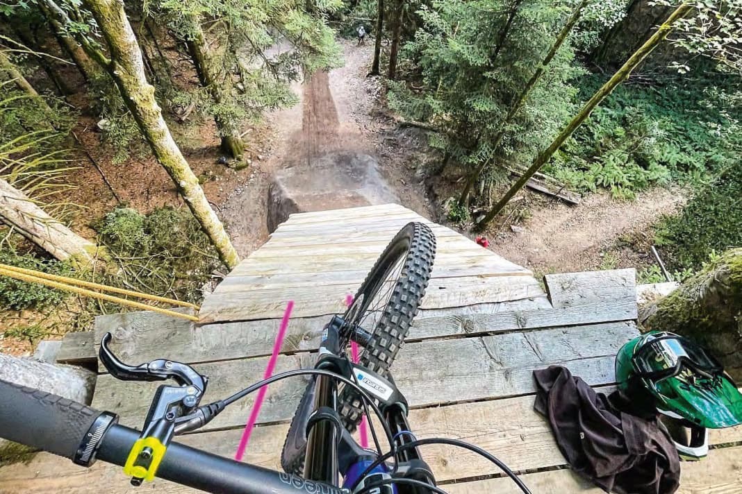 It looks like a steep descent, except that there are almost ten metres missing in the middle. "The view down was scary," remembers Eliott.