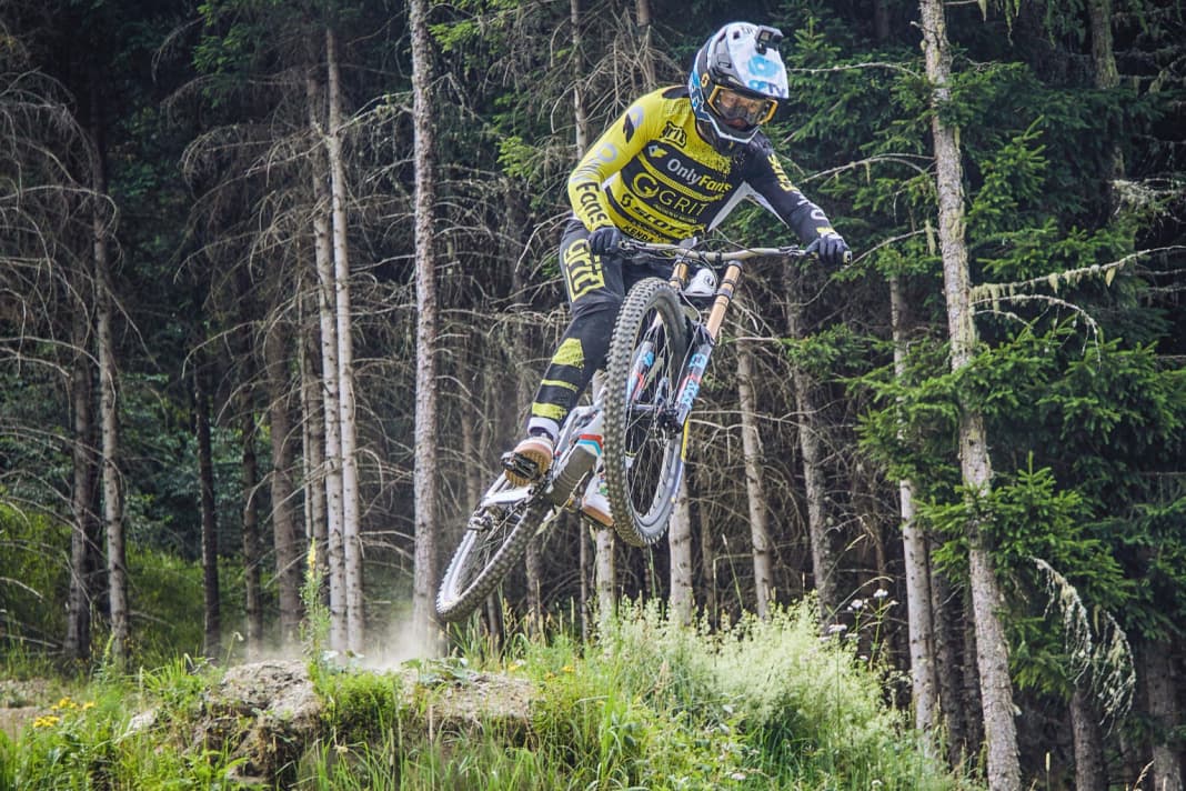 Pulling off without a second thought: The Mondraker gives you plenty of confidence - even on the road gap on the World Cup DH in Schladming with its tricky approach.