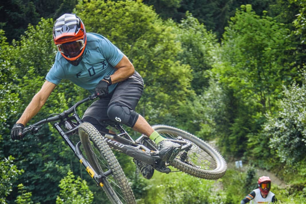 A good mix: the Demo is fast, loves jumps, sticks to the ground and also fires itself out - that's how a big bike should be.