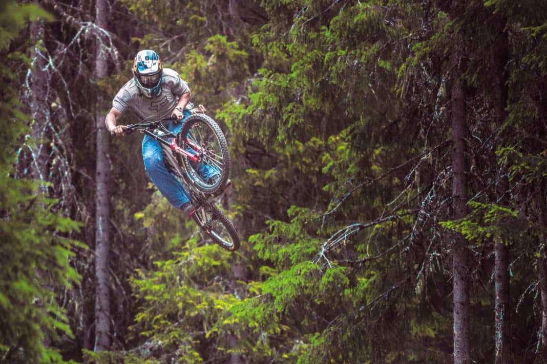 Luftstand, von dem Hobby-Freerider nur träumen können: Heavy-Metal-Freerider Brage Vestavik zieht ab. Tatort: Trysil Bike Arena, Norwegen.