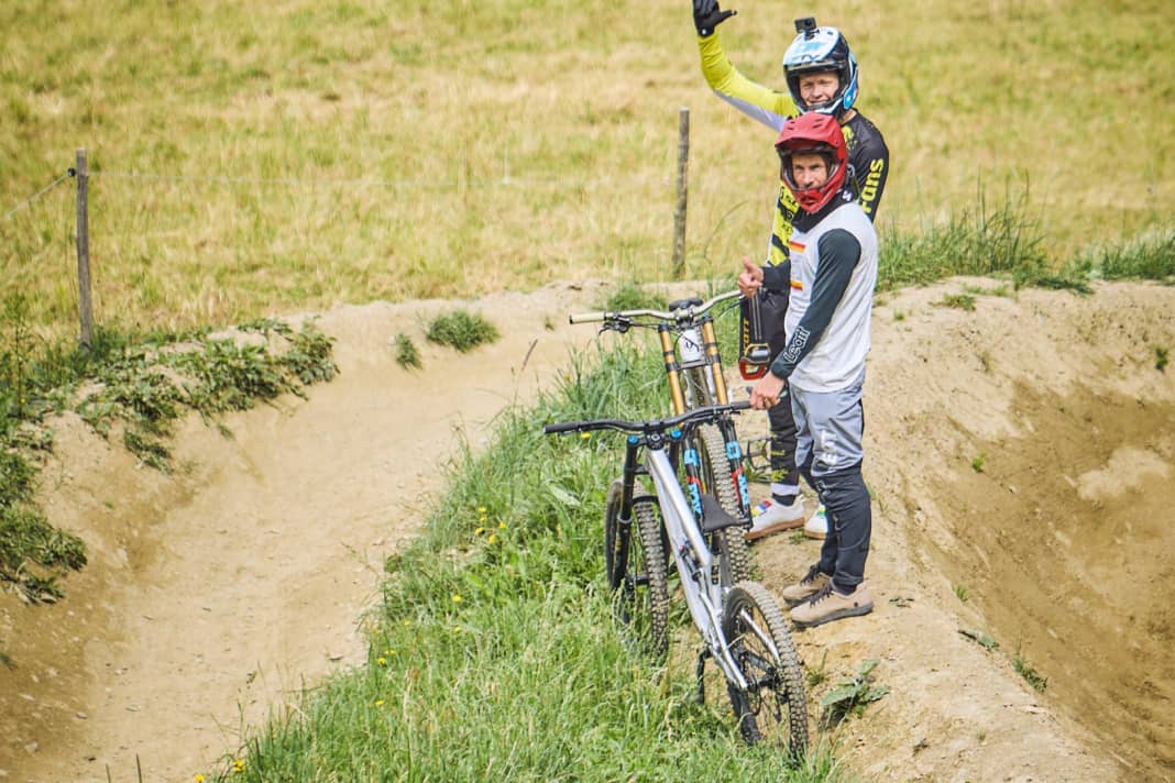Good vibes only. Celebrity tester Stefan Garlicki and tester Laurin Lehner.