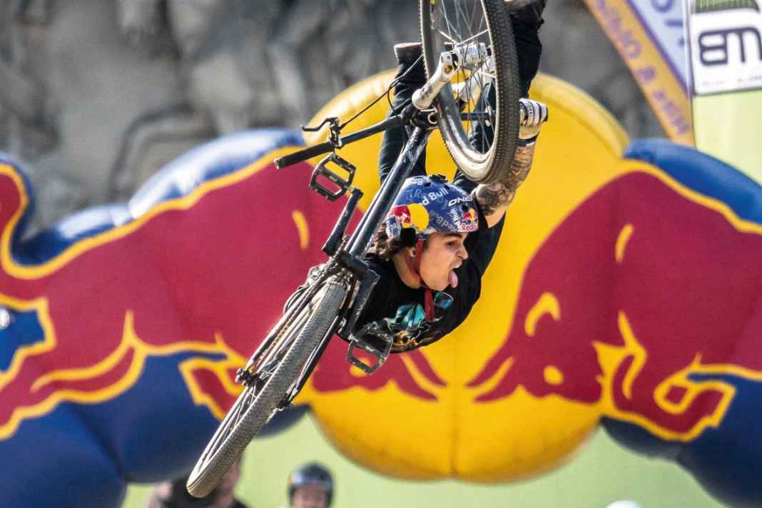 Legs long, tongue out! Andreu at the Superman Seatgrab. The colleagues in the background can only marvel. In the end: 1st place at the Qashqai Dirt Milan.