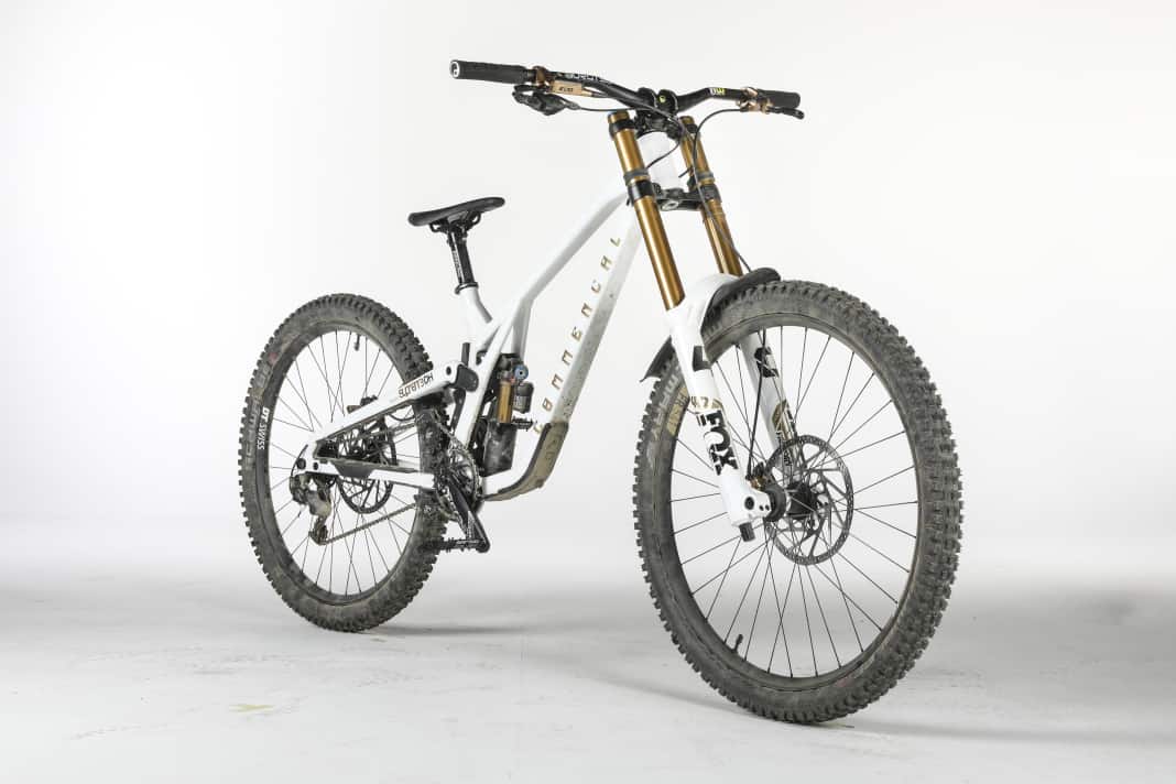 Fast aluminium: Commencal Supreme DH V5 downhiller.