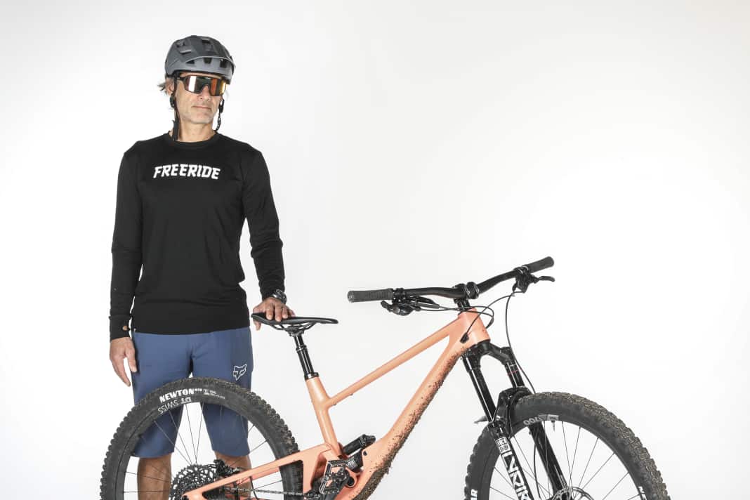 "One bike for everything!"  The Scor fulfils the PR slogan with flying colours. Note the matching decorative strip in my performance-enhancing CEP compression socks.