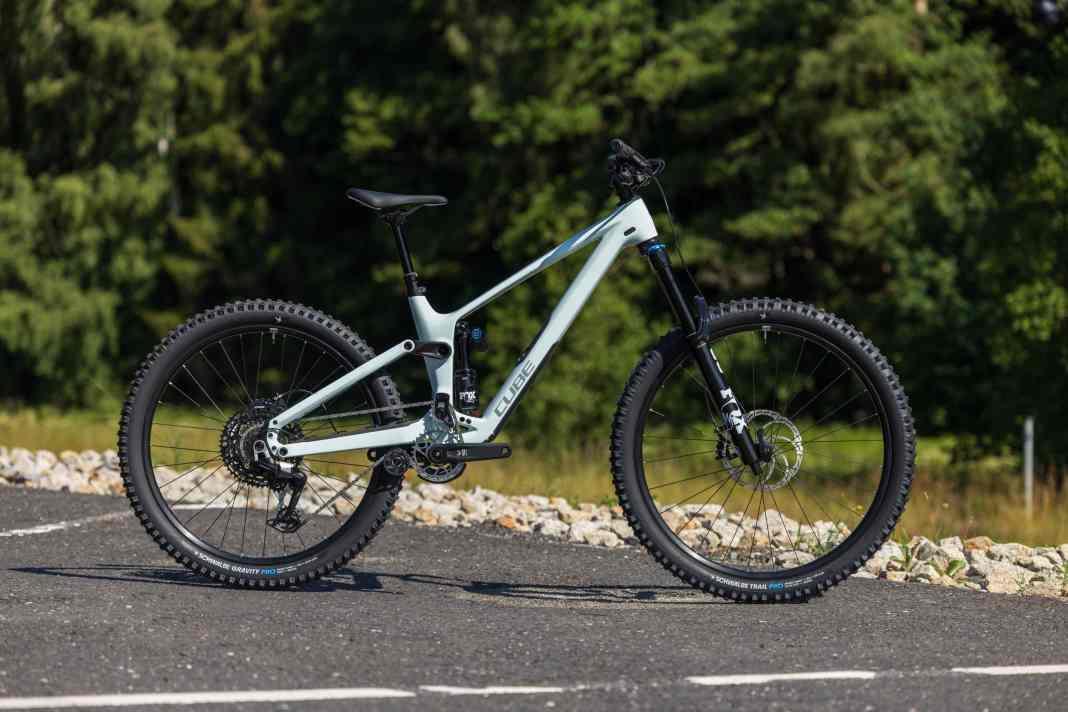Das Cube Fritzz kommt mit Vollcarbonrahmen, High-Pivot-Hinterbau und üppig Federweg als echtes Race-Enduro.