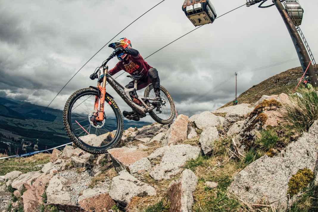 Wenn der Downhill-Track mal wieder so richtig austeilt, müssen nicht nur die Fahrer ordentlich einstecken. Die Reifen bekommen in der Regel den härtesten Punch ab. Maxxis geht deshalb ab sofort mit einer neuen, stärkeren DH-Karkasse an den Start.