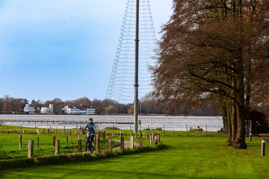 Relaxed cycling with a sea view. That's the motto in Ammerland. For example, on this part of the circular route near Jagdhaus Eiden