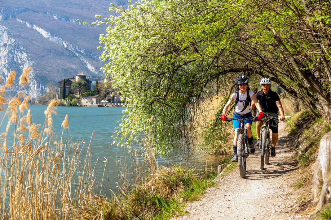 Valle dei Laghi: Die vielleicht schönste Einsteiger-Tour am Gardasee führt direkt am Toblino-See vorbei.