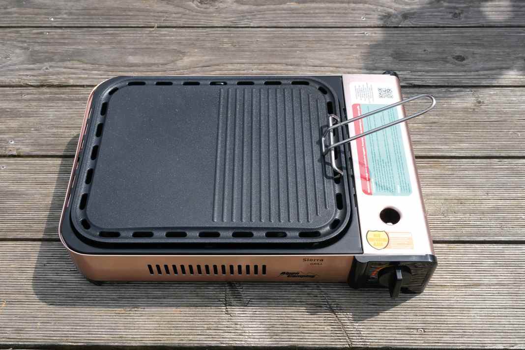 The grill is very compact and comes in a practical case.