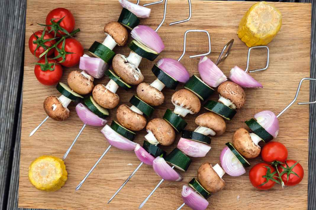 Spieße aus Edelstahl erleichtern das Zubereiten von Gemüse auf dem Grill. Denn so muss nicht jedes Stück einzeln umgedreht werden. Der Knister-Grill hat ­sogar spezielle Halterungen.