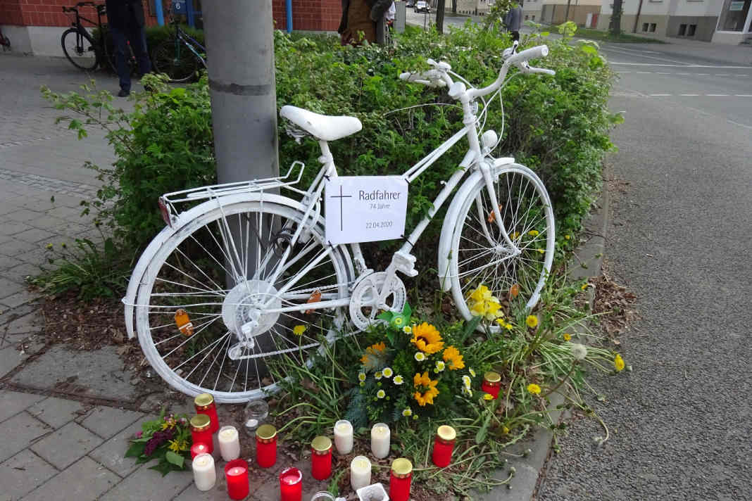 Ghost-Bikes sollen an getötete Radfahrer/innen erinnern.
