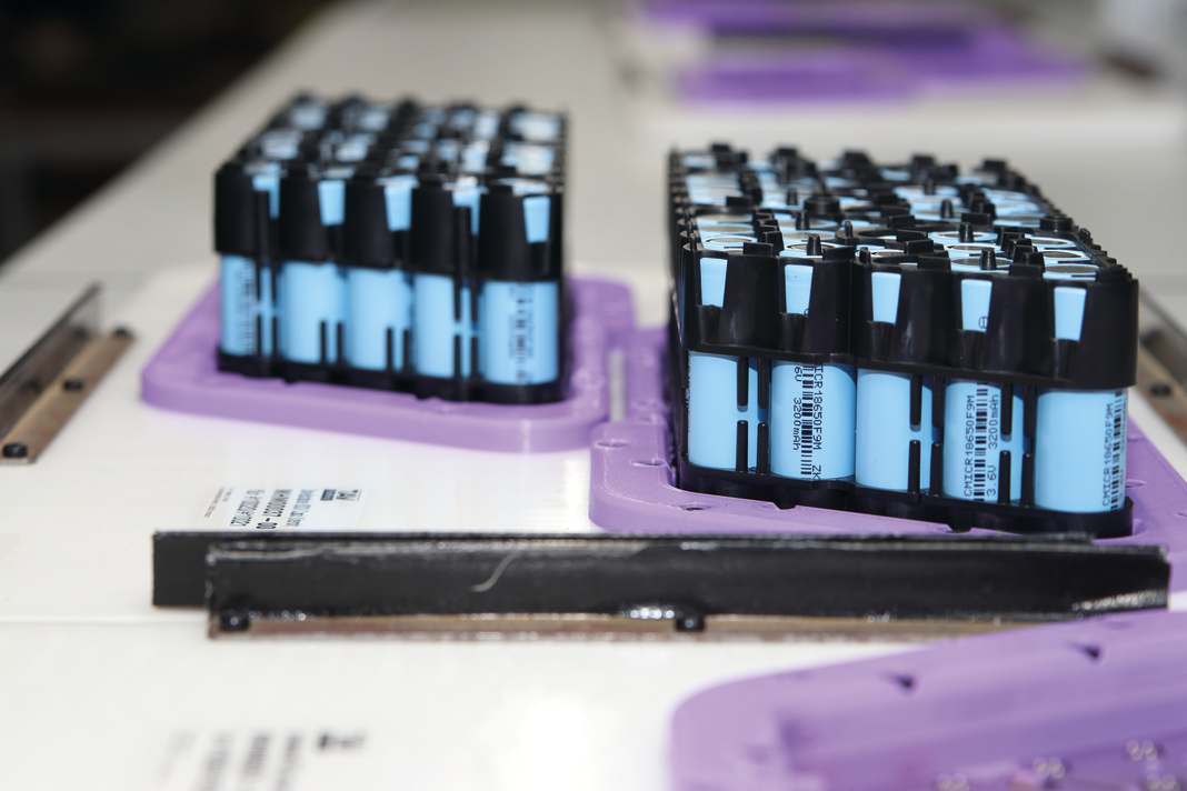 This is what batteries look like on the inside: Individual cells are arranged in a fixed number and with the corresponding connections.