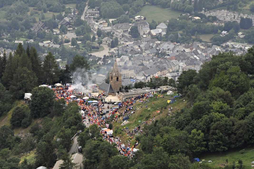 Während der Tour de France gleicht der Anstieg nach Alpe d' Huez einem Hexenkessel.