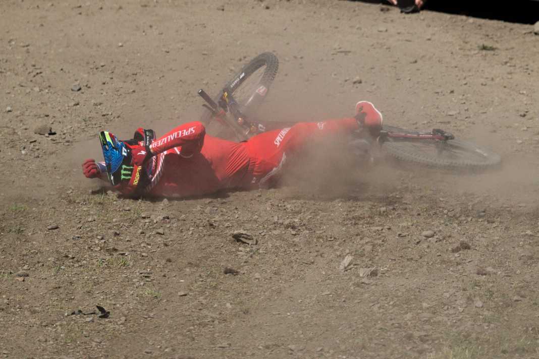 Jordan Williams races across the finish line at the Downhill World Cup final in La Thuile, turns towards the scoreboard and sees his winning time. Overcome with joy, the Briton throws himself onto the gravel in the finish area after securing his second World Cup victory. But even before he touches the ground, his airbag system registers what it perceives as a fall. Within milliseconds, the protective pads on his upper body inflate – faster than the blink of an eye.