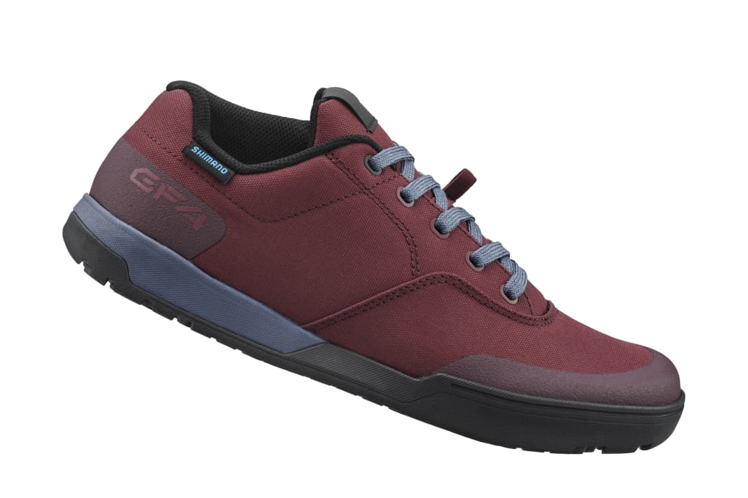 Vier Gravity-Modelle für Flatpedals bringt Shimano auf den Markt. Den GF400 gibt es auch als Damenmodell (GF400W).