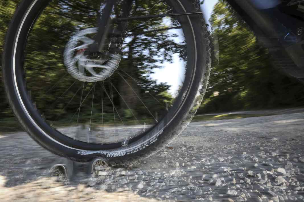 Thanks to its radial carcass, the new Johnny Watts hybrid is set to set new standards in grip and comfort for touring tyres.