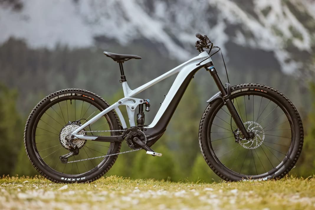 Racy enduro bike with powerful suspension and outstanding uphill characteristics.