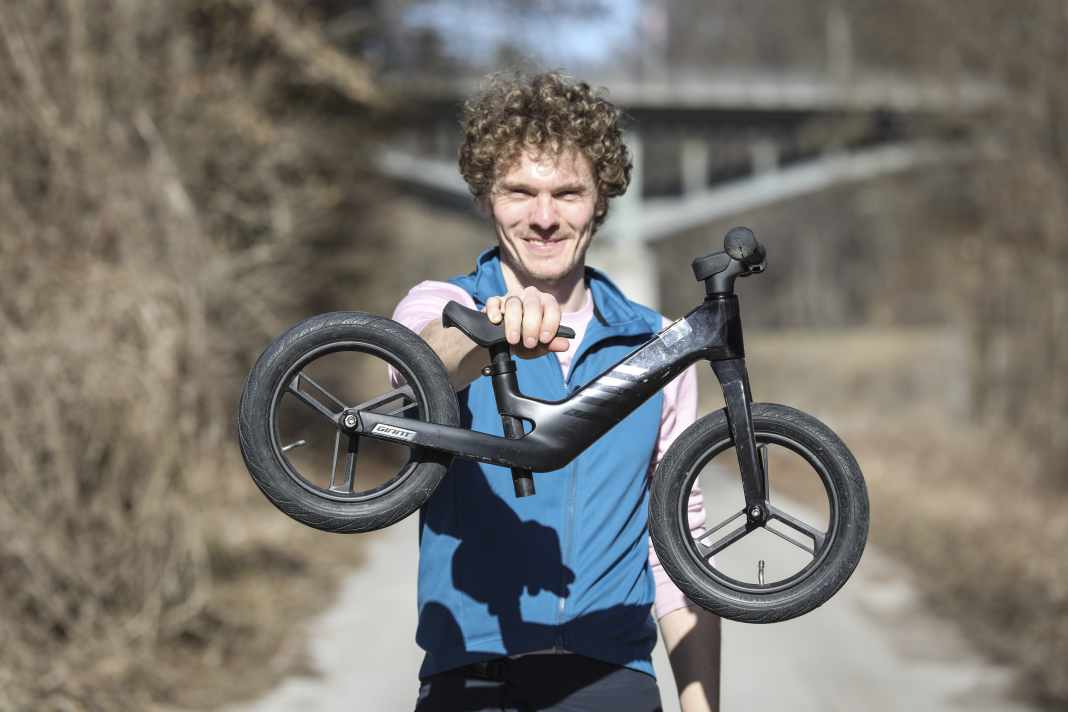 So small and so light: the Giant Pre rCarbon is a high-tech balance bike for children.