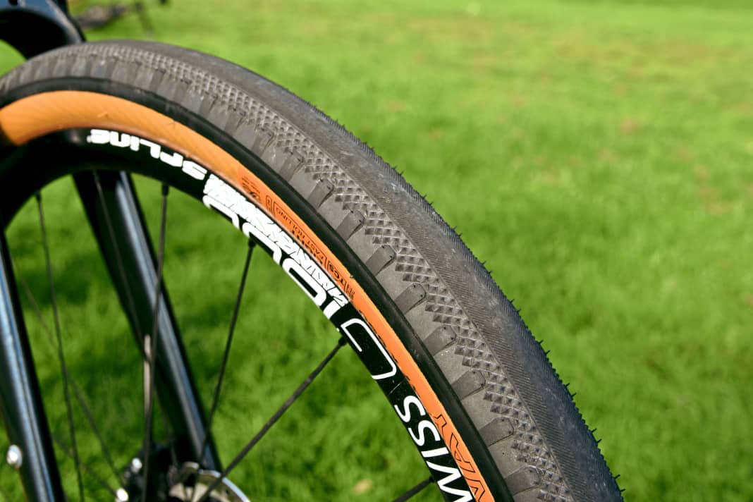 Der Glatzkopf am Koga hat gleich drei Profile, je weiter die Kurvenlage, desto mehr Grip hat er. Rollt super, nur bergan fehlt Grip auf z. B. Kies.