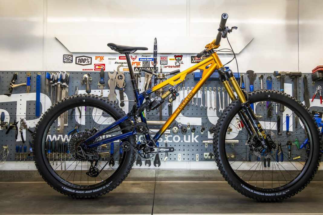 Ein Bike für Technik-Nerds: Das Auckland Marra besitzt einen speziellen Hinterbau und entsteht von Hand in einer britischen Werkstatt.