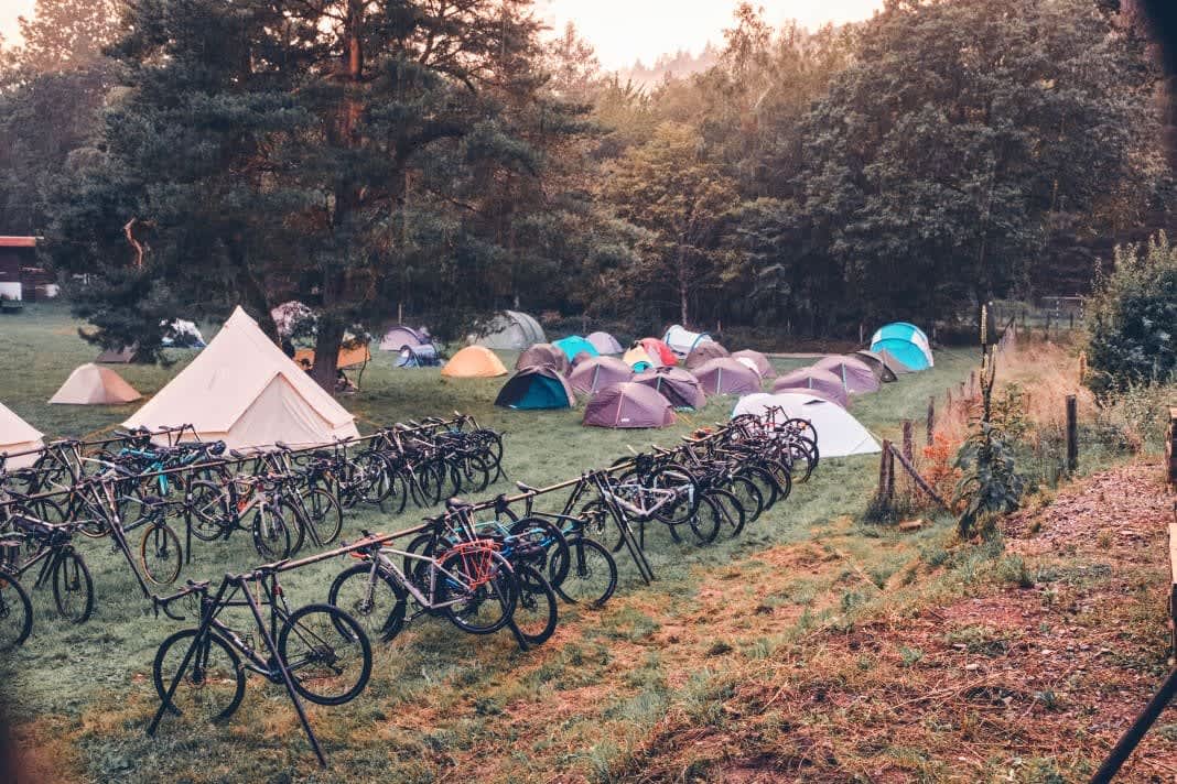 Bei Gravel-Camps kommt viel Gutes zusammen: Gravel, fahrradbegeisterte Menschen, Lagerfeuertalks, Yoga und andere Aktivitäten... und noch viel mehr.
