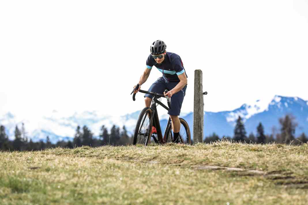 Gravel bikes - the great freedom: With the hybrid of sporty road bike and robust off-road bike, you have great freedom in your choice of terrain and model.