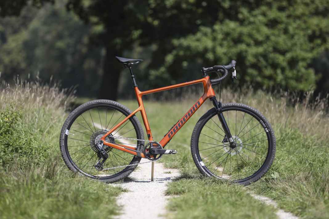 The Propain Terrel CF in off-road special equipment with suspension fork, dropper post and MTB gears.