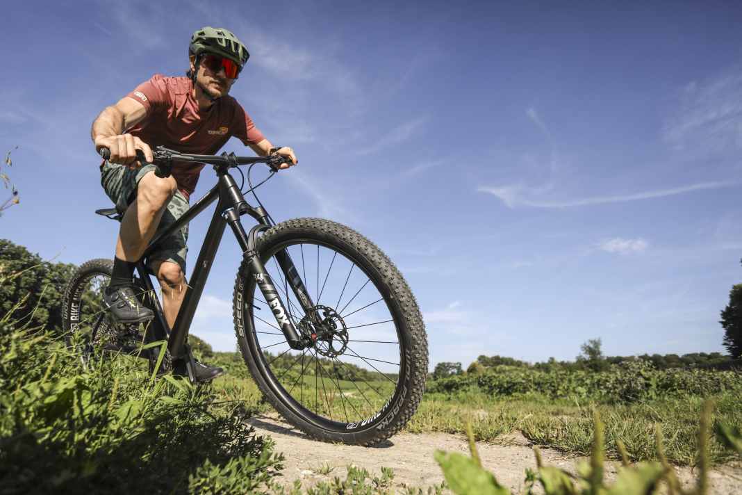 Grip am Mountainbike schlägt Grip am Gravelbike. Doch wie sieht es mit Rollwiderstand und Beschleunigung aus?