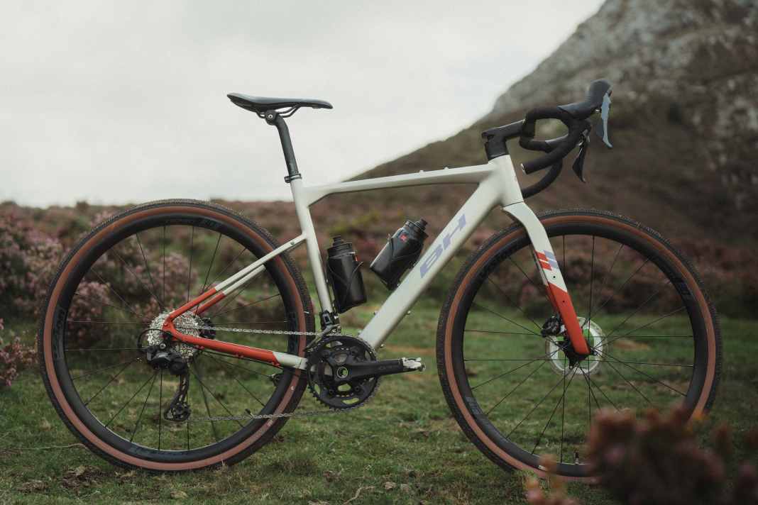 Das BH GravelX Alu lehnt sich optisch an das Carbonmodell an, ist aber komfortabler konzipiert