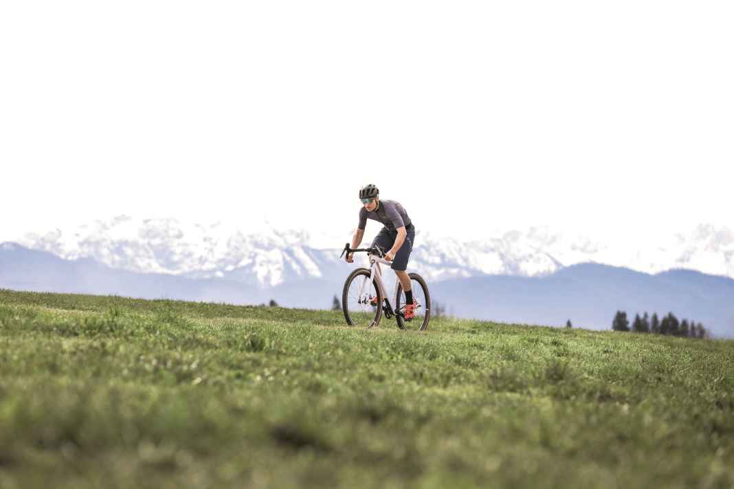 Across the Alps on a gravel bike: the Gravel Peaks fulfils bikers' most beautiful dreams.