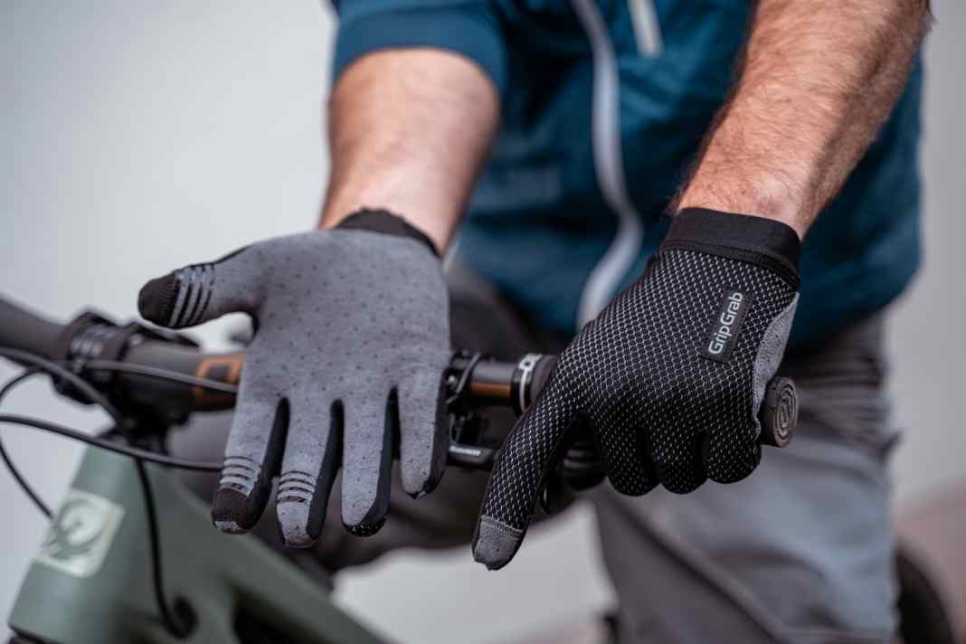 A good cycling glove is essential for grip and safety on the trail. We show you what to look out for when buying and have tested seven current models