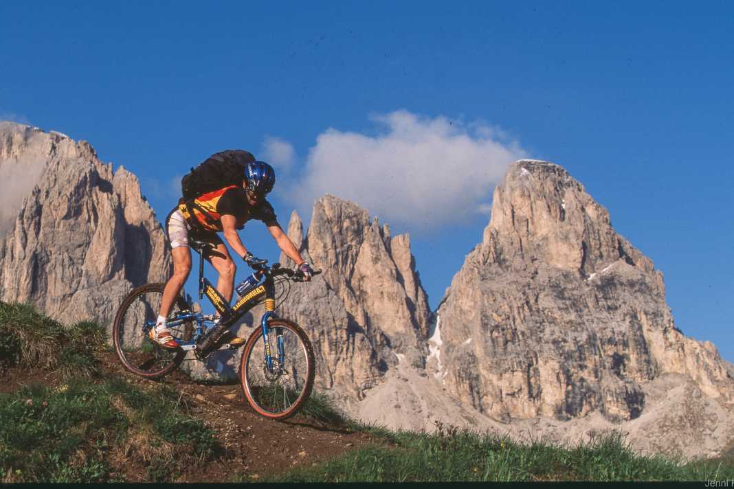 So wie Cannondale einst mit dem Raven ging auch Kurt Resch ganz eigene Wege als Guide. Nur eben erfolgreicher. Hier bei einem damals recht waghalsigen Stunt am Grödnerjoch.