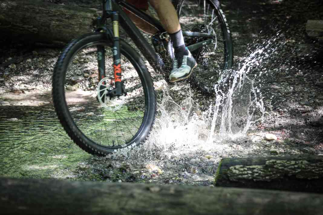 Do waterproof MTB shoes really help against wet feet? We tested four rain shoes