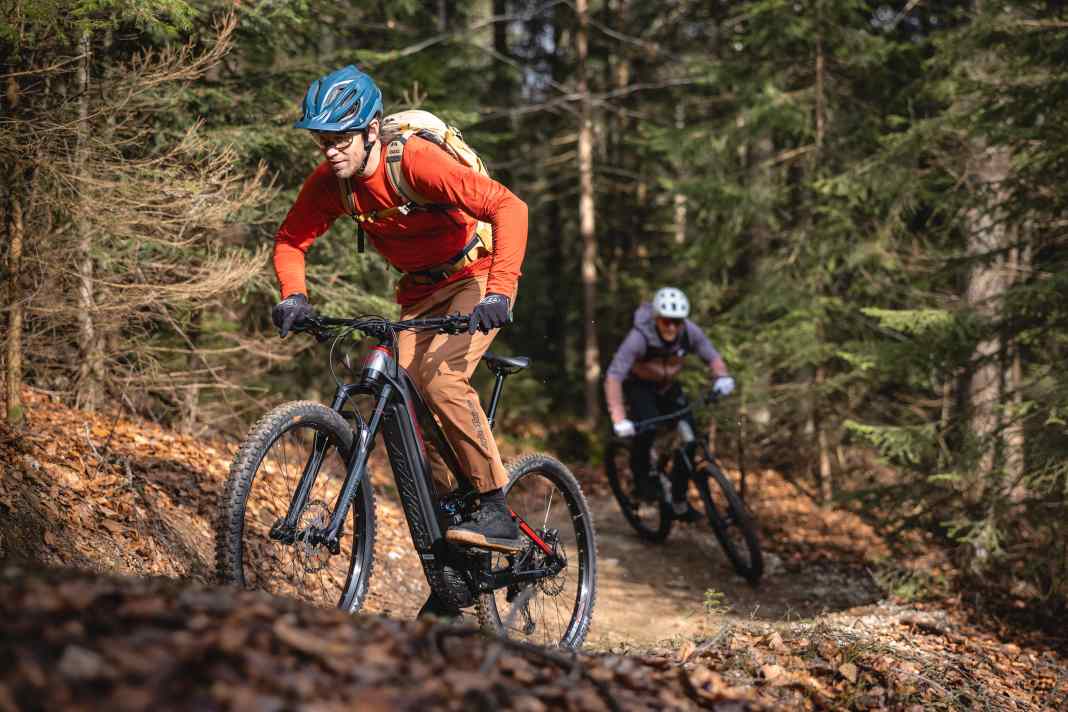 E-MTBs unter 4000 Euro taten sich lange schwer mit Geländeausflügen. In diesem Test zeigen sich die vier Fullys durchaus trailtauglich.