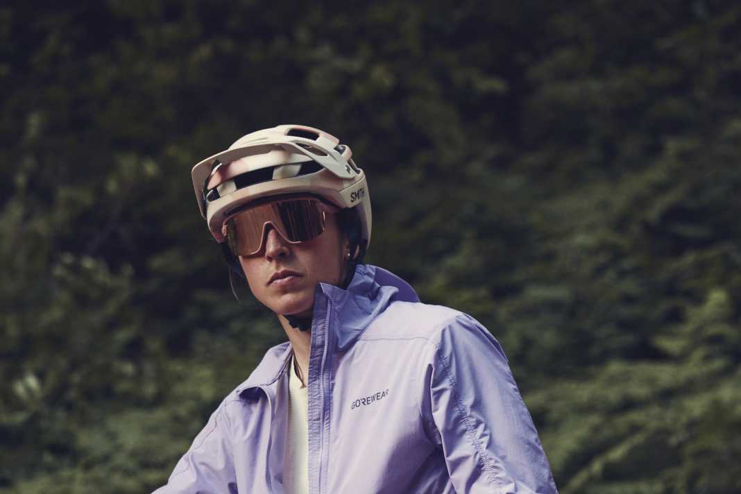 Gorewear zeigt drei neue Windbreaker - für MTB, Rennrad und Laufen. Hier die Fernflow für den Trail.
