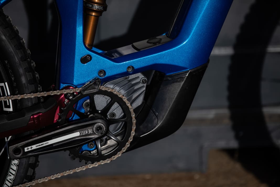 The Hybe 9 runs with a Shimano CN-M6100 chain, the Hybe 11 with a Sram SX Eagle